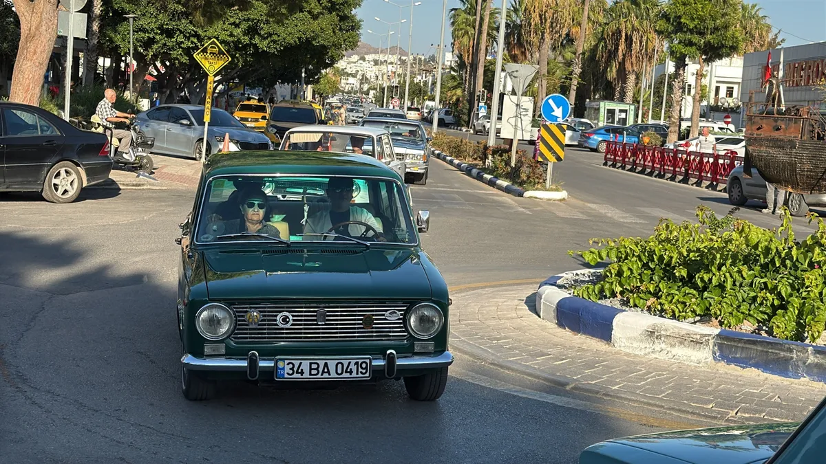 1791655352648.jpg Klasik otomobiller Bodrum sokaklarını renklendirdi: 150 bin dolarlık klasik ilgi odağı oldu-4