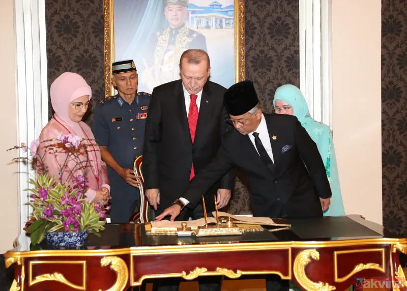 Malezya Kralı ile bir araya gelen Başkan Erdoğan özel defteri imzaladı