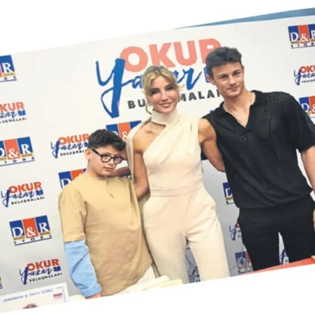 Kitabını imzalarken mutluluk gözyaşlarını tutamadı