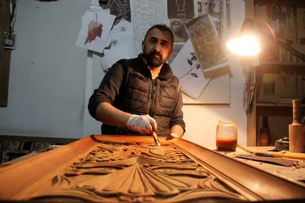 turkiyede-sayili-ustalardan-igneyle-ahsabi-oyup-sekil-veriyor-teknolojik-alet-kullanmiyor-1644225600240.jpg Türkiye'de sayılı ustalardan! İğneyle ahşabı oyup şekil veriyor: Teknolojik alet kullanmıyor-10