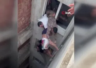 İzmir’de eşini ve çocuklarını rehin alan firari, böyle kurtarıldı! Pencerede operasyon kamerada!
