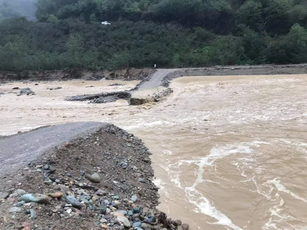 giresunda-sel-5-askerin-sehit-oldugu-yolun-santiyesi-de-sular-altinda-kaldi-1604655184122.jpg Giresun'da sel: 5 askerin şehit olduğu yolun şantiyesi de sular altında kaldı-2