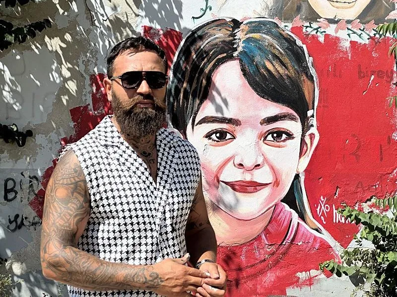 Azerbaycanlı ressam Hatai Abdullayev, 8 yaşındaki Narin Güran'ın portresini duvara resmetti-2