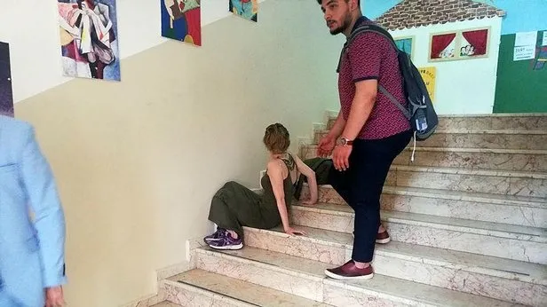 Avcılar'da oy kullanım iÅlemi sona erdikten sonra gelen bir kadın, vatandaÅlık görevini yerine getiremeyince üzüntüden bayıldı. Kadının yardımına sandık görevlileri koÅtu. ile ilgili görsel sonucu