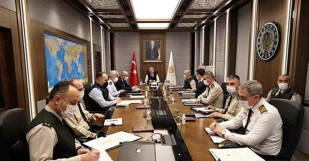 Bakan Akar ve kuvvet komutanları toplandı
