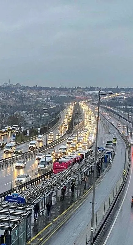 İstanbul güne yağmurla uyandı trafik yoğunluğu yüzde 47'ye yükseldi-2