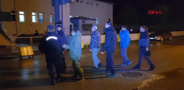 duzcenin-golyaka-ilcesindeki-karduz-yaylasinda-mahsur-kalan-17-kisi-kurtarildi-1700432128492.jpeg Düzce'nin Gölyaka ilçesindeki Kardüz Yaylası'nda mahsur kalan 17 kişi kurtarıldı-4