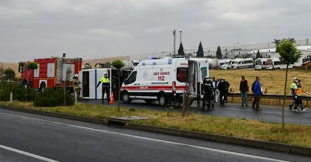 Son dakika: İzmir’de tarım işçileri taşıyan minibüs devrildi: 5 kişi yaralandı