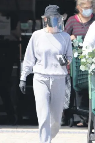 Ünlü oyuncu Courteney Cox'tan virüse karşı tam takım önlem-2