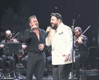 Sakiler Bostancı’da sahne aldı! Emre Altuğ sürpriziyle alkış topladı