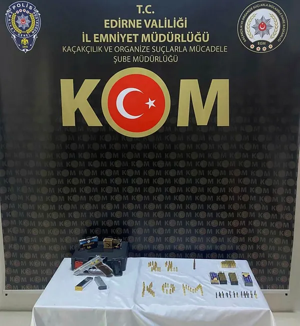 edirnede-yurt-disina-cikarilmak-istenen-sahte-138-bin-250-dolarlik-banknot-ve-46-euro-sahte-madeni-para-yakala-1661079200086.jpg Edirne'de yurt dışına çıkarılmak istenen sahte 138 bin 250 dolarlık banknot ve 46 euro sahte madeni para yakalandı-1