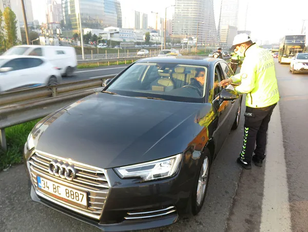 istanbulda-cakarli-arac-denetimi-yapildi-cezalar-havada-ucustu-1636960662491.jpg İstanbul'da "çakarlı araç" denetimi yapıldı! Cezalar havada uçuştu-3