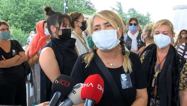 yonca-evcimikin-en-aci-gunu-annesi-son-yolculuguna-ugurlandi-1628272946981.jpg Yonca Evcimik'in en acı günü! Annesi son yolculuğuna uğurlandı-4