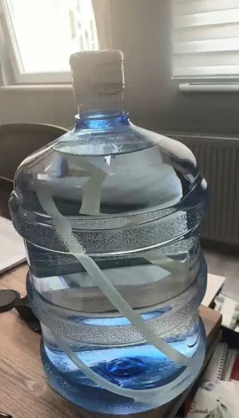 Bu kadarına da pes diyeceğiniz bir olay! CHP'li Eskişehir Belediyesi'ne bağlı su tesisinde şok! Damacanadan hortum çıktı!-2