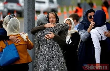 Cami katliamının yaşandığı Yeni Zelanda’da kadın polisten anlamlı hareket