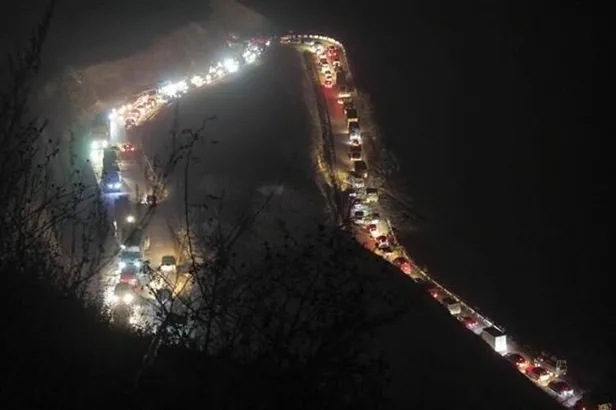 SON DAKİKA: Ermenistan bölgeyi terk etmeye başladı: Mezarlardan çıkardıkları ölüleri de götürüyorlar-6