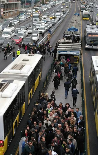 Arıza giderildi! Metrobüs seferleri normale döndü