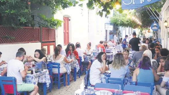 Türkiye'de tatil göçü başladı tam 10 milyon kişi yollara aktı! Havada, karada, denizde bayram var-2