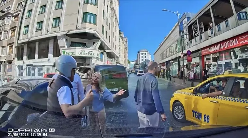 beyoglunda-yol-kavgasi-boksorum-ceneni-kirarim-1782198704068.jpeg Beyoğlu’nda "yol" kavgası: Boksörüm çeneni kırarım-3
