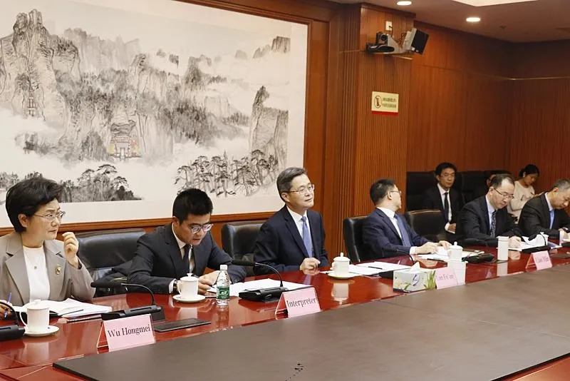 Türkiye-Çin Hükümetler Arası İşbirliği Komitesi'nin (HİK) ikinci toplantısı için Pekin'de bulunan Hazine ve Maliye Bakanı Mehmet Şimşek, Çin Maliye Bakanı Lan Fo'an (sol 3) ile bir araya geldi. (AA)