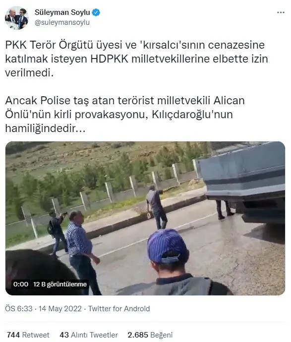 hdpkkli-alican-onluden-alcak-provokasyon-pkk-uyesi-aysel-doganin-cenazesinde-polise-tas-atti-1652544703646.jpeg HDPKK'lı Alican Önlü'den alçak provokasyon! PKK üyesi Aysel Doğan'ın cenazesinde polise taş attı-4