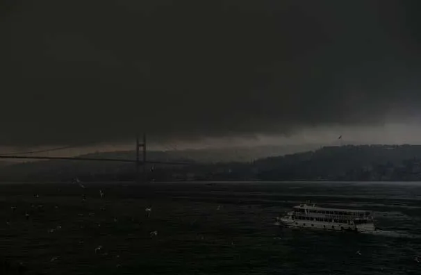İstanbul Boğazı'nı kara bulutlar kapladı-3