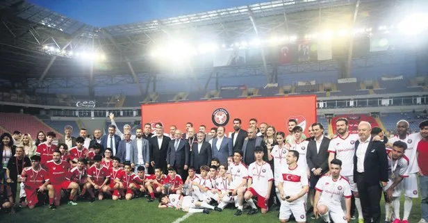Türk futbolu omuz omuza! Mersin’de depremzede çocuklar için gösteri maçı düzenlendi