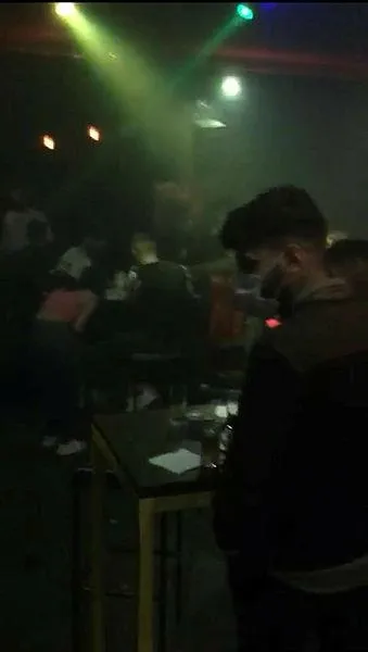 Beyoğlu’nda pes dedirten görüntü! Tedbirleri hiçe sayan kaçak gece kulübüne korona baskını-4