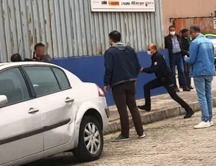 Polis kafasına dayadığı tüfeği böyle aldı