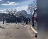 Rus tanklarını elleriyle durdurmaya çalıştılar