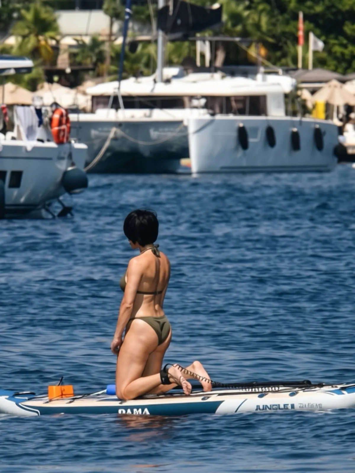 arka-siradakilerin-ozgesi-sevda-dalgictan-bikinili-paylasim-1784886064001.jpg Arka Sıradakiler'in Özge'si Sevda Dalgıç'tan tatil paylaşım! Kaslı vücudu çok konuşuldu-3