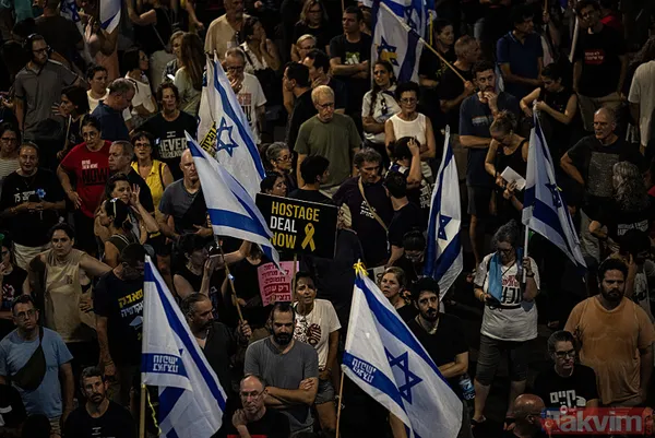 Tel Aviv yine sokaklara döküldü! Eli kanlı Netanyahu'nun evinin önünde büyük protesto: Sen baştasın, sen suçlusun - 26