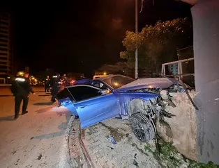 Adana’da polisten kaçan sürücü duvara çarptı