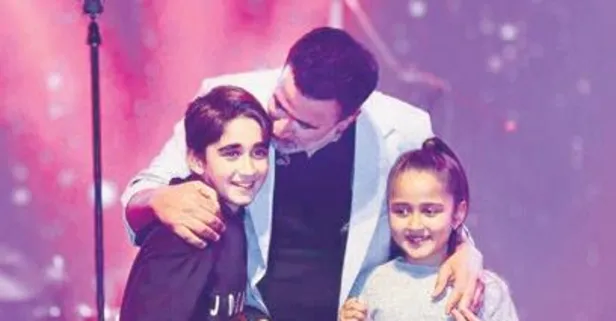 Ünlü sanatçı Emrah oğlu Elyesa ile sahnede düet yaptı