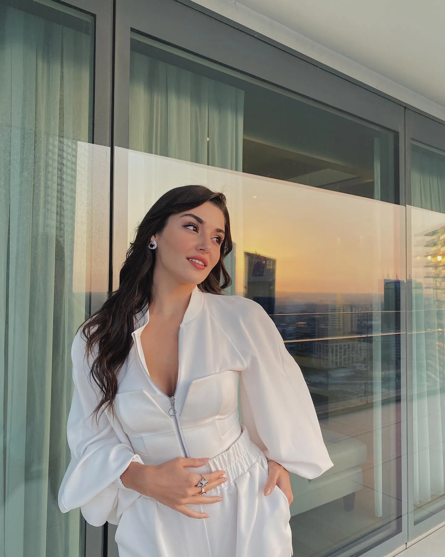 Suskunluğunu bozan Hande Erçel’den çok konuşulacak açıklamalar: Hayat bana borçlu gibi hissediyorum! - 12