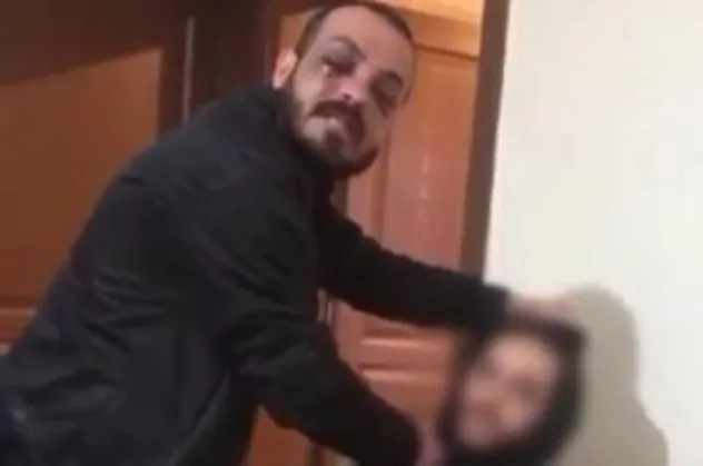 SON DAKİKA: Eski sevgili dehşet saçtı! Boğazına bıçak dayayıp arkadaşını rehin aldı: Sana ne zarar verdim