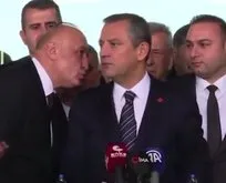 Özgür Özel kulağına fısıldayan CHP’li vekili sahnede fırçaladı