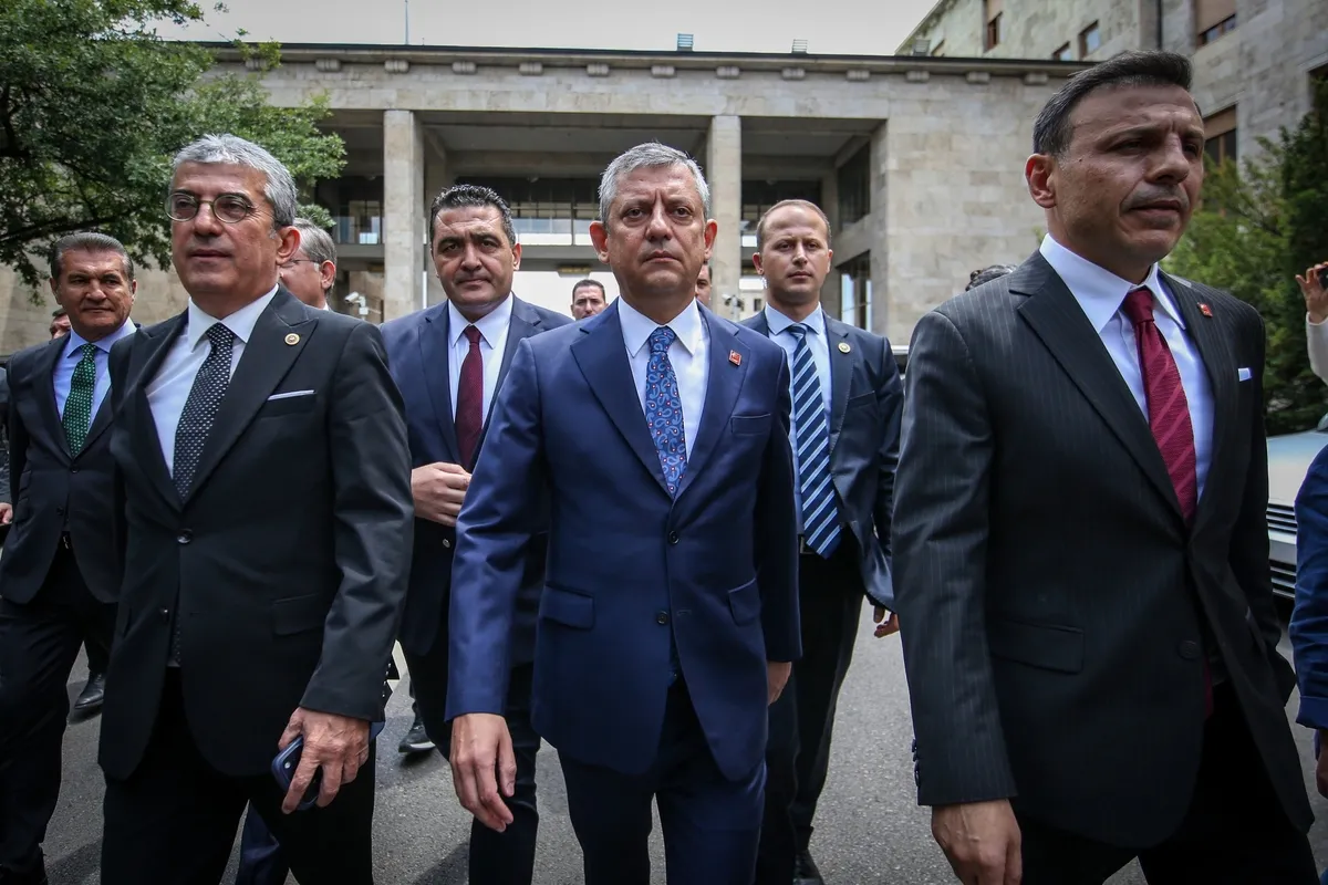 chpyi-bolemeden-bolunduler-imamoglu-bastiriyor-ozel-kayyuma-bel-bagliyor-masadaki-plani-takvim-acikliyor-1782211575111.jpeg CHP'yi bölemeden bölündüler! İmamoğlu bastırıyor Özel "kayyuma" bel bağlıyor | Masadaki planı TAKVİM açıklıyor-6