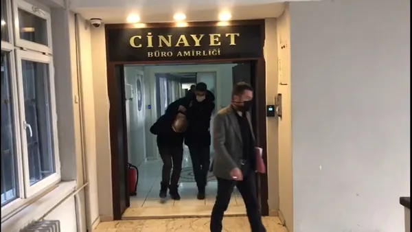 annesine-kotu-davranan-arkadasini-basina-cekicle-vurarak-oldurdu-1642237085511.jpg Annesine kötü davranan arkadaşını başına çekiçle vurarak öldürdü-2
