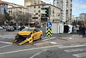 Otomobil ile kamyonet çarpıştı