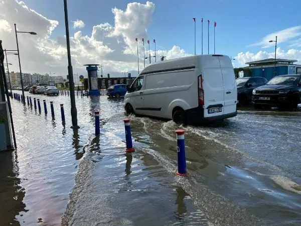 İzmir Konak'ta deniz taştı iş yerlerini su bastı!-5