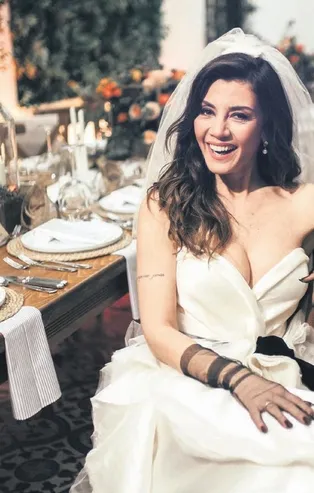 Emir Ersoy'la evlenen Gökçe Bahadır'ın gelinliği sosyal medyayı ikiye böldü! Meğerse tasarımı...