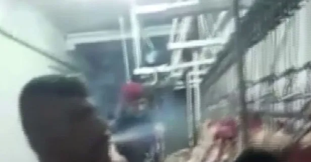 Mezbahada mide bulandıran görüntü: Ağızlarında sigara, üstleri çıplak tavuk kestiler