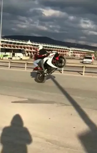 Tuzla'da kız arkadaşını kucağına alıp tek teker giden maganda kamerada