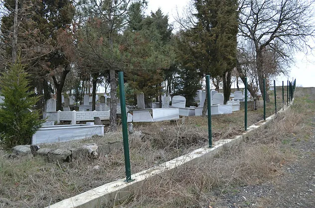 Mezarlık demirlerini çalan hırsızlara muhtardan tepki: “Diriye saygıları yok ki ölüye saygıları kalsın, yazık olsun”