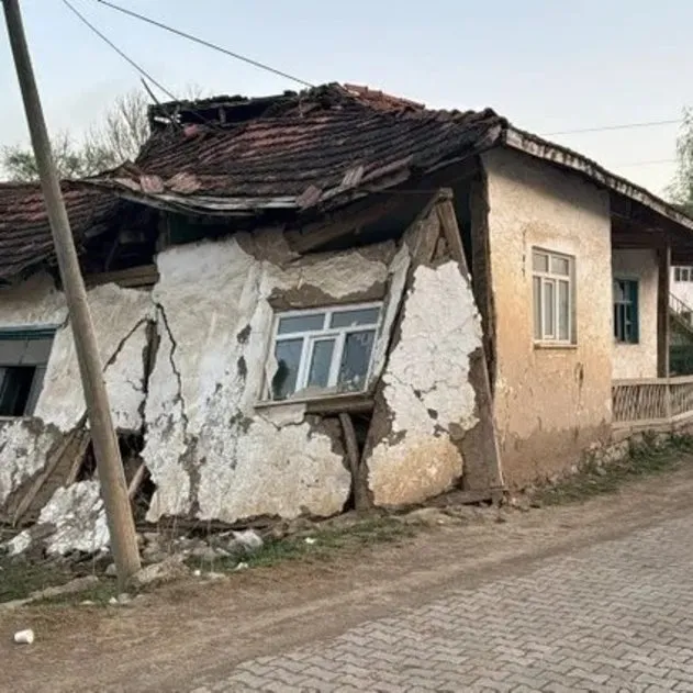 Tokat’taki 5,6’lık depremin etkisi gün ağarınca ortaya çıktı! Evler, camiler yerle bir oldu