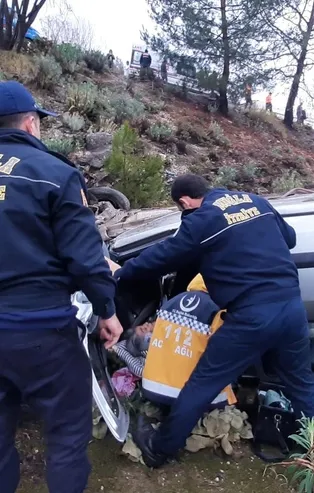 Son dakika: Muğla'da feci kaza!  Şarampole devrilen otomobildeki iki kişiyi itfaiye ekipleri kurtardı
