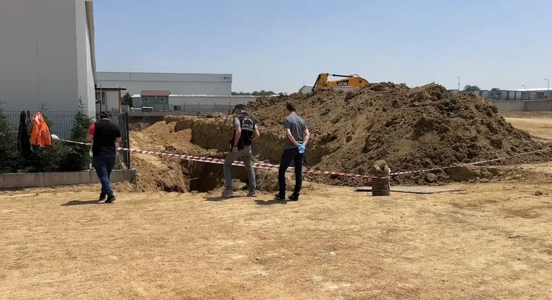 Tuzla'da inşaat alanında toprak kayması: 2 işçi kurtarıldı-3