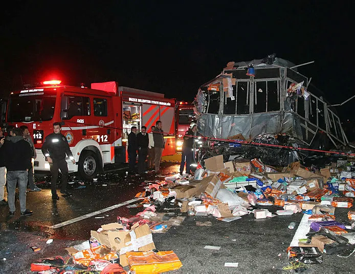 Düzce’de katliam gibi kaza! 2 ölü, 35 yaralı!