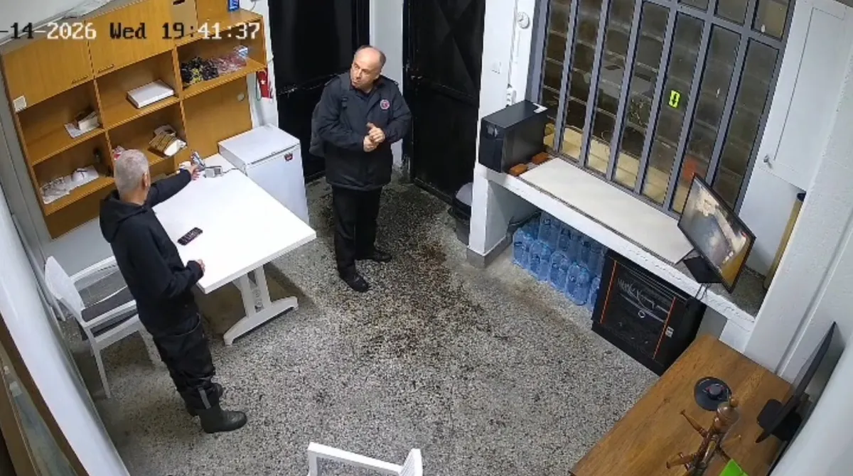 1792245994605.jpg Sel sularında araca tutunmaya çalıştı! Ayazağa'da kaybolan Haşim Ciritoğulları ve Ahmet Derin'in kaydedilen son görüntüleri ortaya çıktı-3
